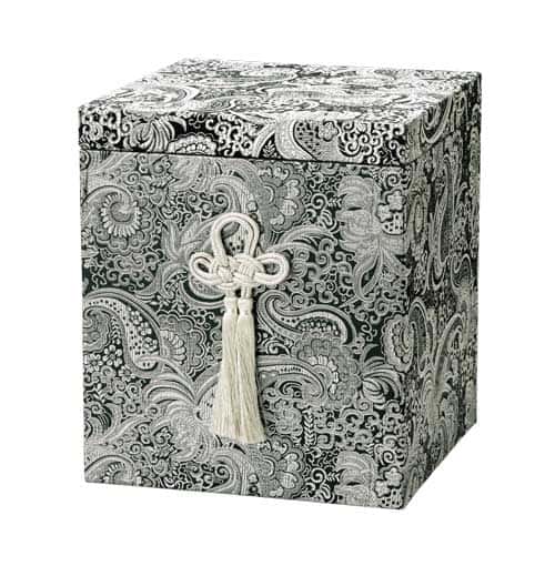 移動葬儀車といえば笠岡の葬儀場　吉相グループの株式会社絆の骨箱　ベルシア黒